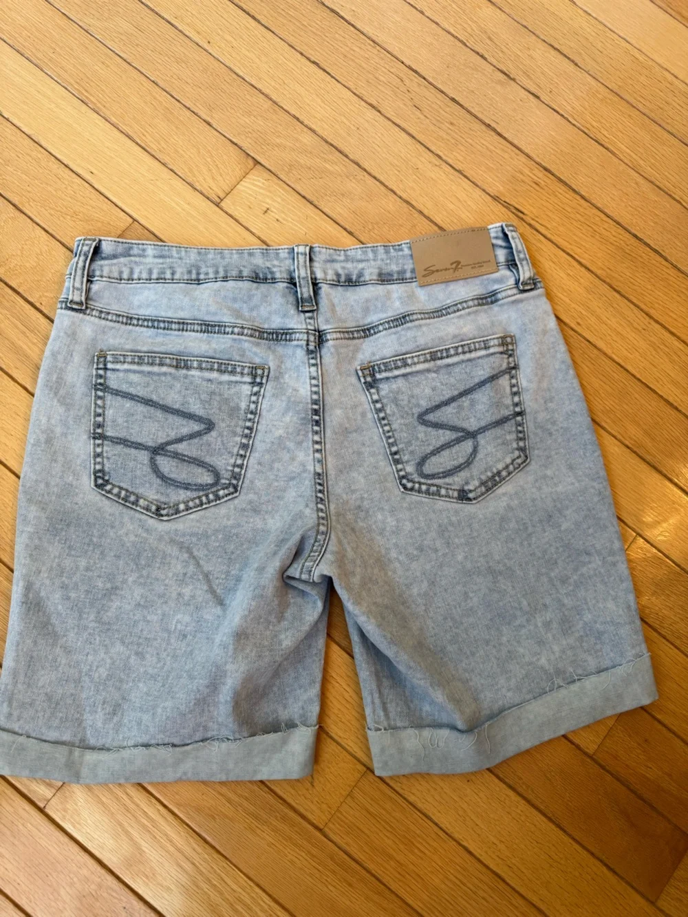 Seven 7 Size 4 Light Wash Rolled Hem Relaxed Bermuda Denim Shorts.8” Inseam NWOT